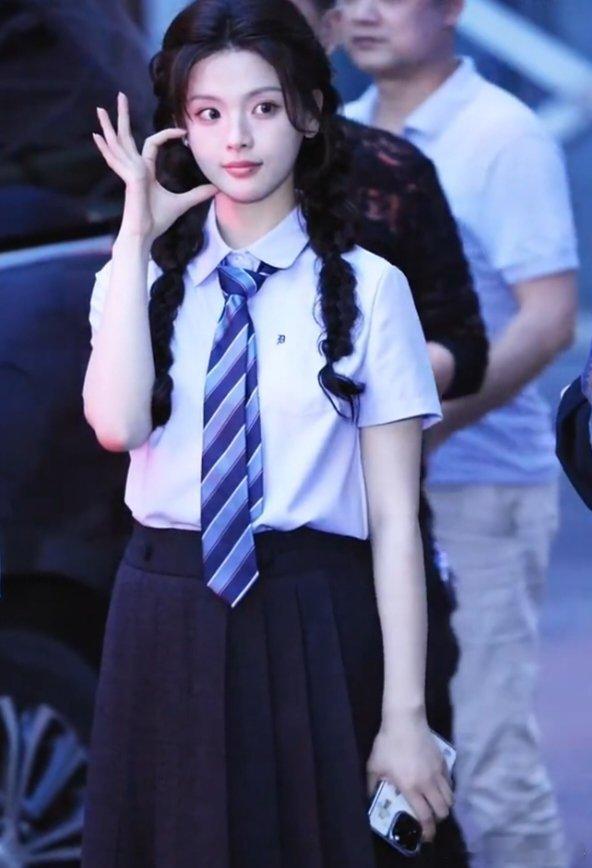 杨超越[超话]杨超越校服造型 超越妹妹穿校服也太清纯了吧！👀 双马尾+蓝白配色