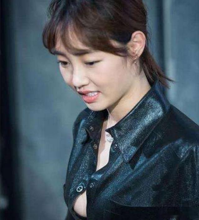 李庚希在走白百何以前走过的小妞电影赛道，这个赛道不拼颜值拼实力，现在处于无人竞争