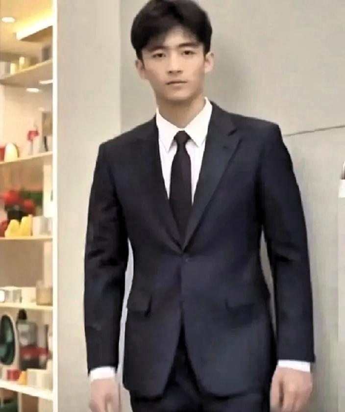 18岁男星儿子，正用成年男人的方式保护母亲。
你见过在法庭外推开记者镜头的少年吗