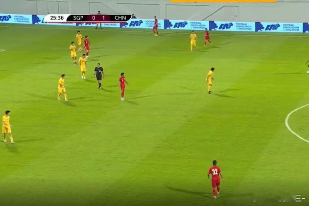 国足vs新加坡远赴狮城，目前国足1-0暂时领先新加坡。 