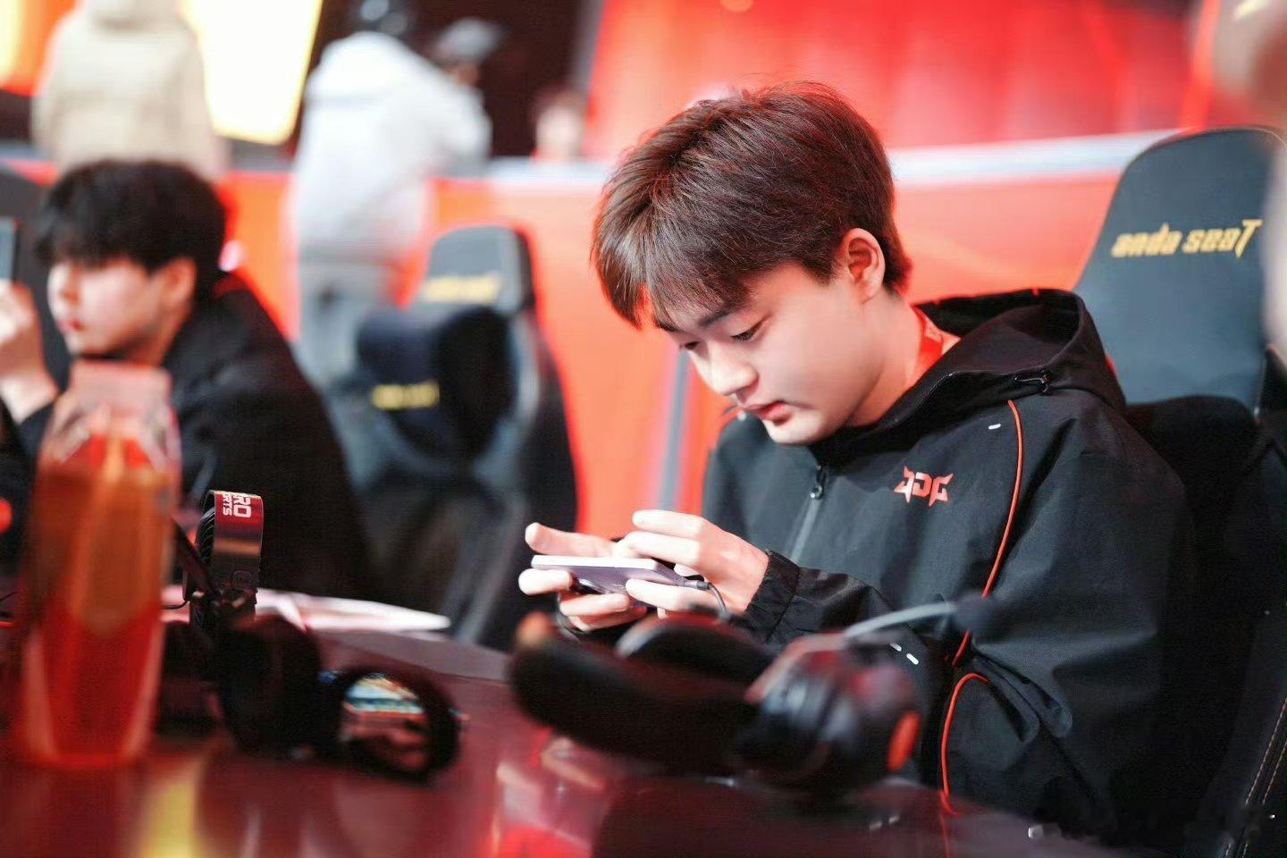 JDG导师常规赛首个MVPJDG首个MVP诶，这个常规赛他们也是在努力变好啦。后