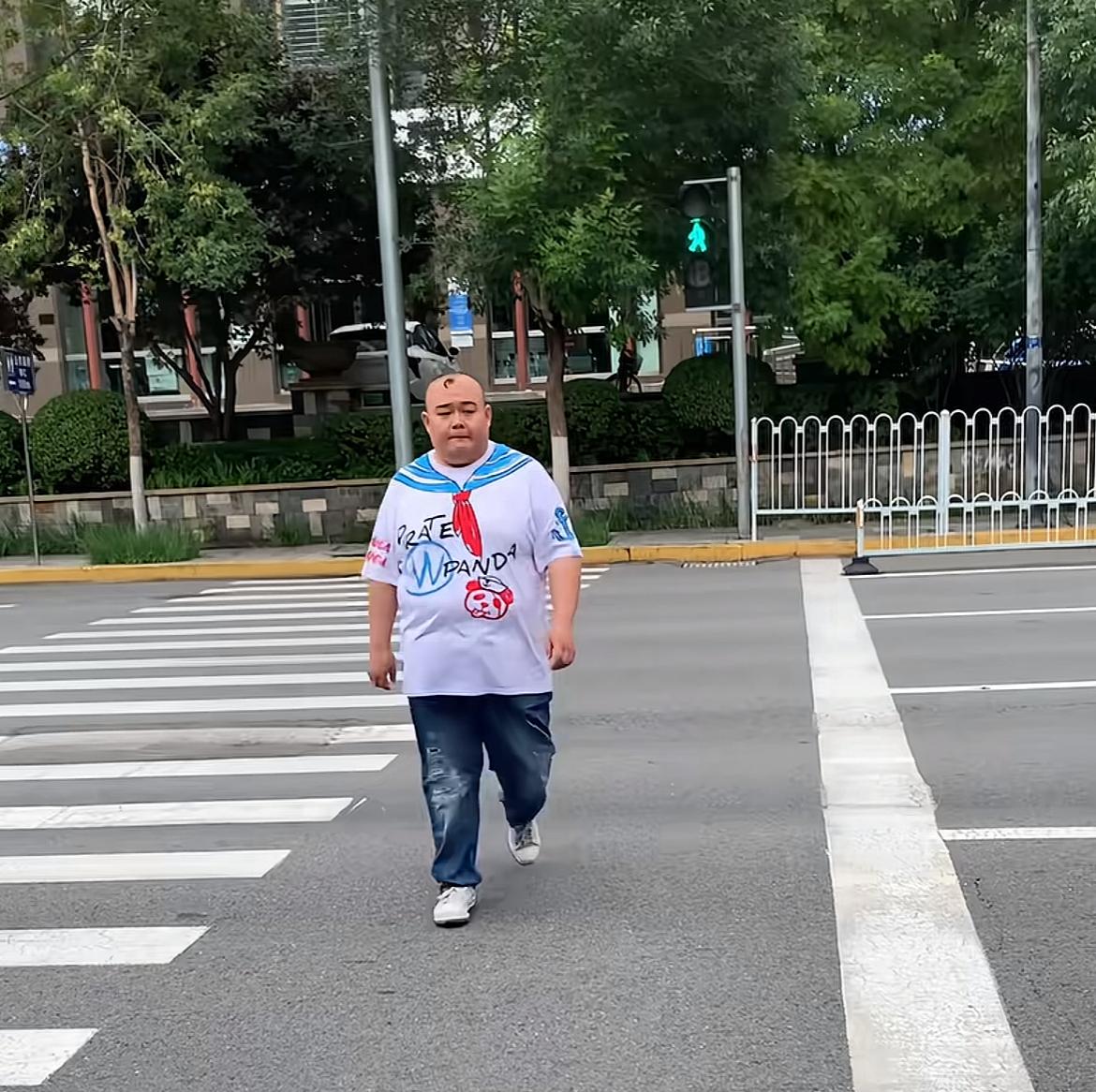 杨鹤通被撤销高管后首度现身，这状态，这模样，看来真的受委屈了？但他真的委屈吗？偷