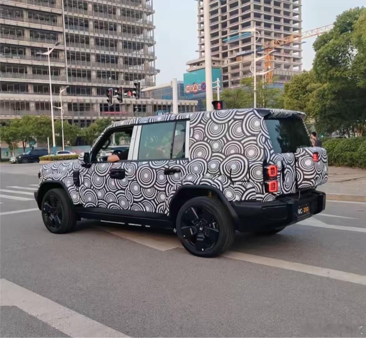 iCAR全新SUV V27曝光：iCAR全新SUV V27官方伪装实车曝光，有望