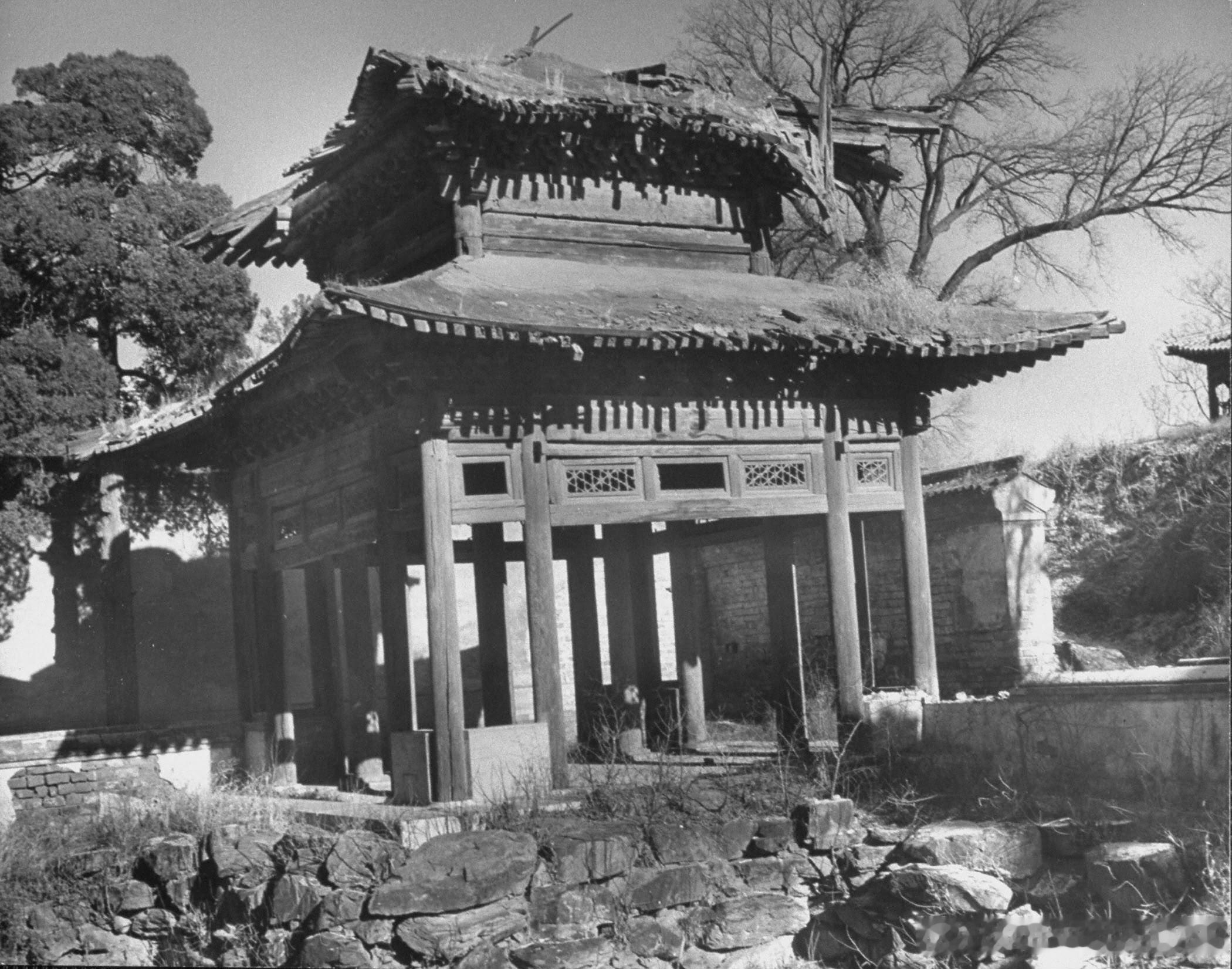 1946年北京西天大殿残垣断壁 
