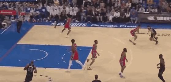 恩比德迎面血帽塔图姆，掀翻在地，哈登反击命中三分，登哥今天攻得很坚决，恩哈组合站