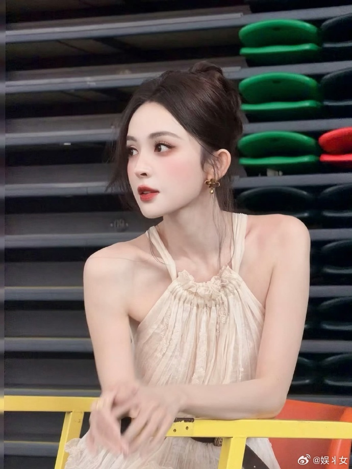 娜扎尬到一分钟八百个假动作 娜扎这无处安放的小手手太真实了！被整蛊后慌张搓手、四