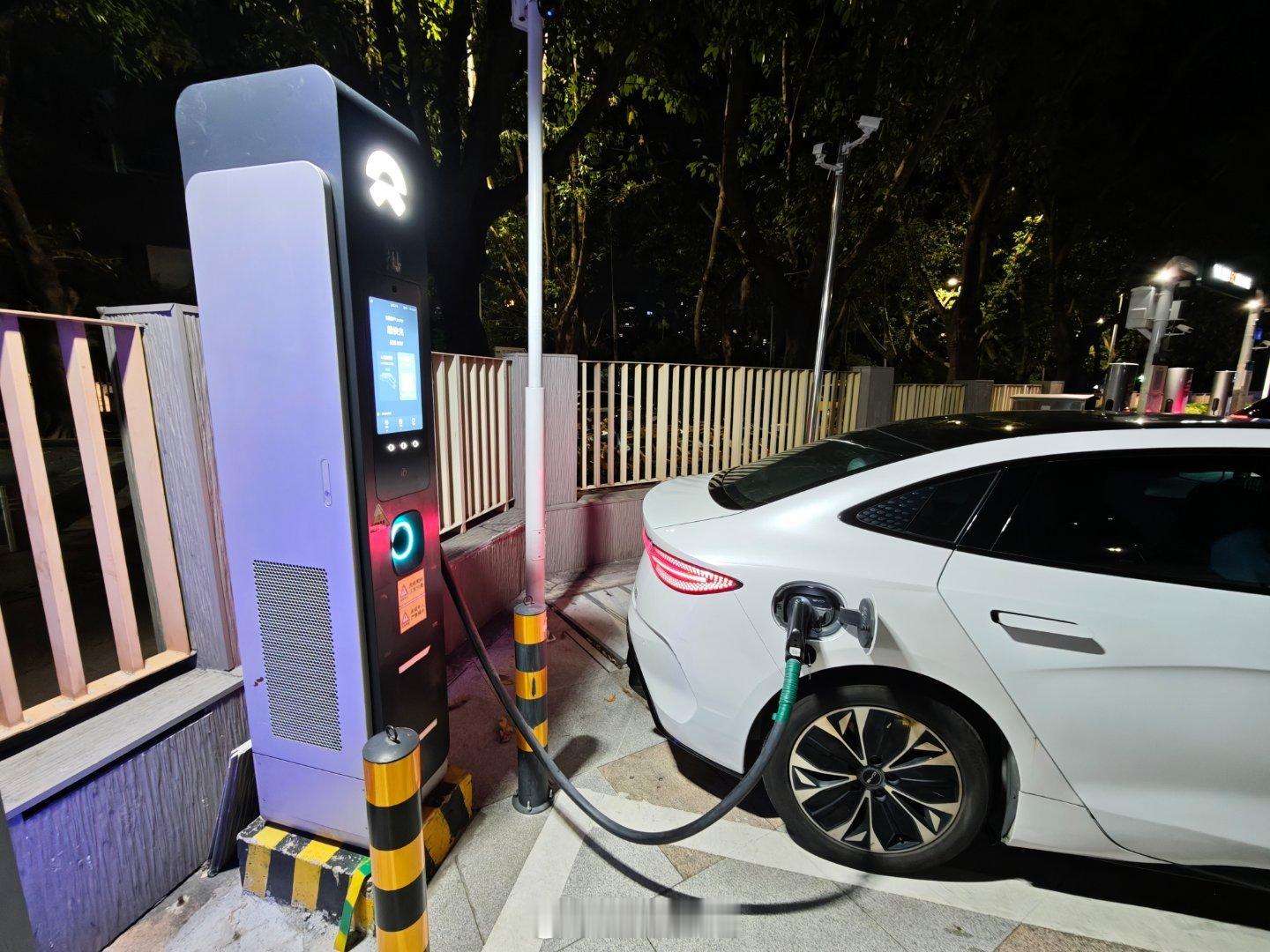 昨晚充电，发现蔚来充电桩的位置在左侧，线也不长，这是完全没考虑充电口在右侧的车啊