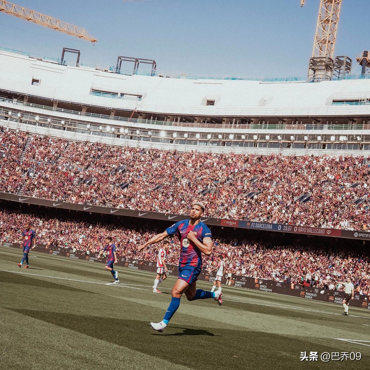 1-0！3-2！西甲疯狂一夜！巴萨零封领跑积分榜，十人皇马逆转马竞，维尼修斯双响