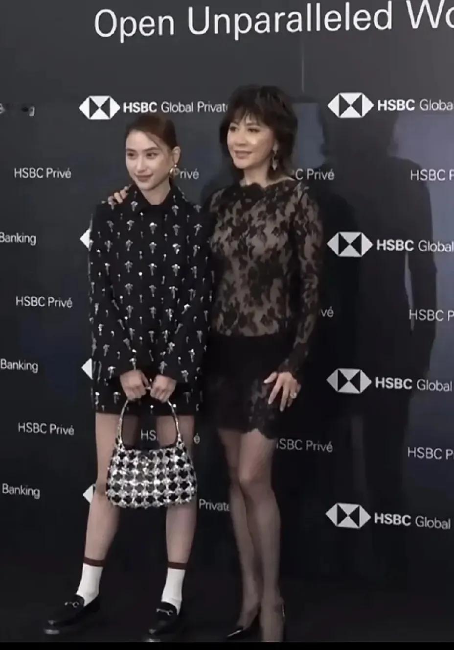 怎么回事
何超莲与刘嘉玲同框
第一次get不到何超莲的美
是刘嘉玲太美了
还是何