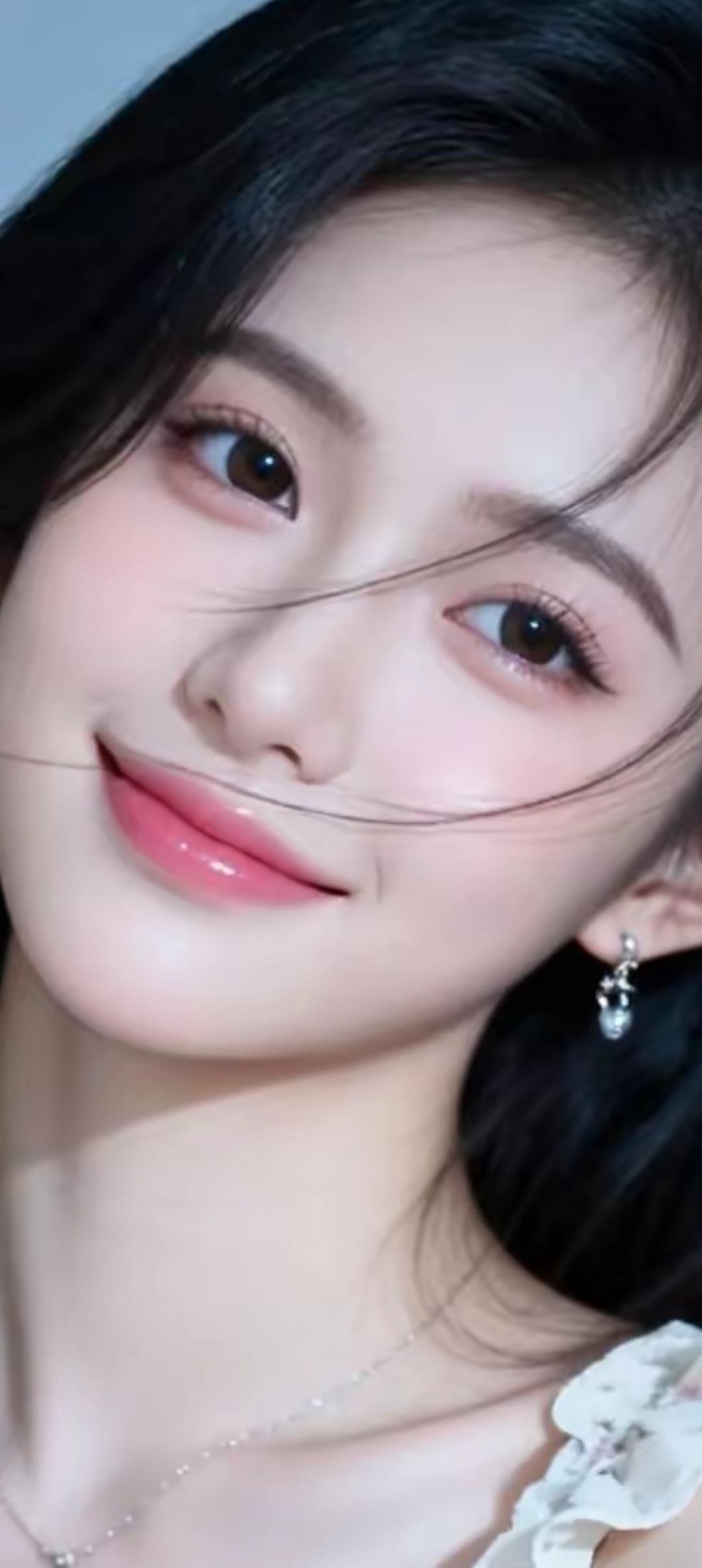 温柔甜美的笑容，散发着迷人的魅力！😊✨