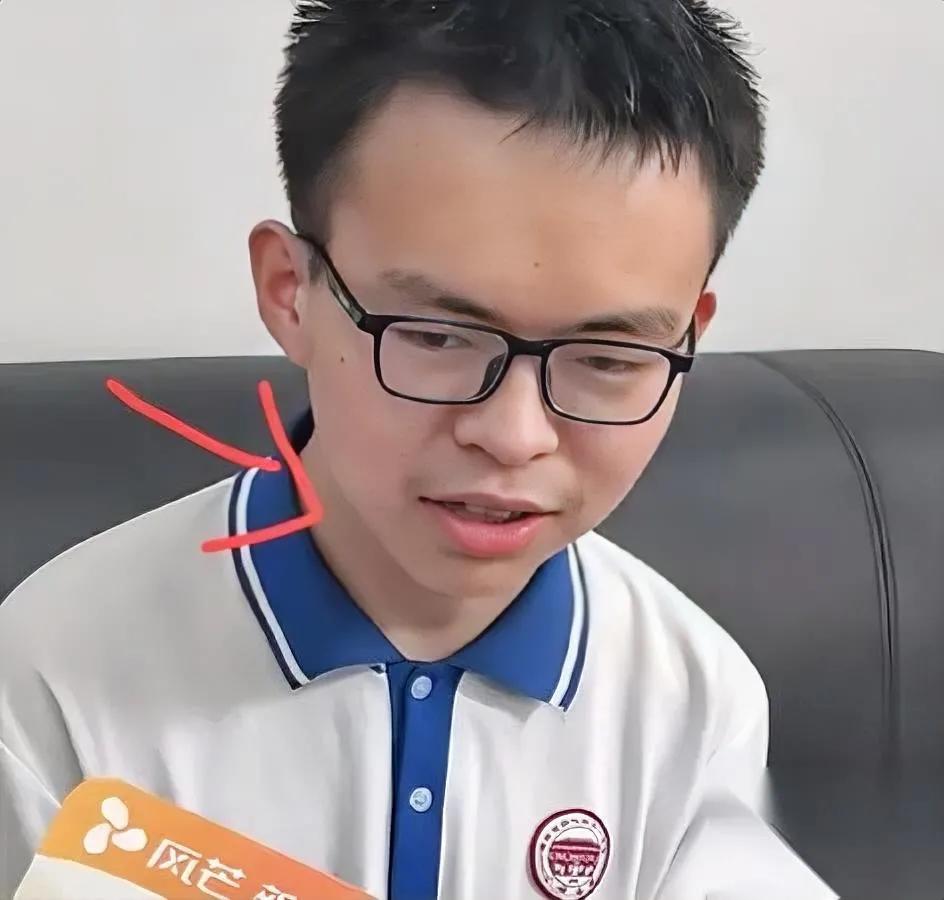 你看贺永辉

嘴笑心不笑

那股勉强根本藏不住。嘴上说接受526分去长沙读大学，