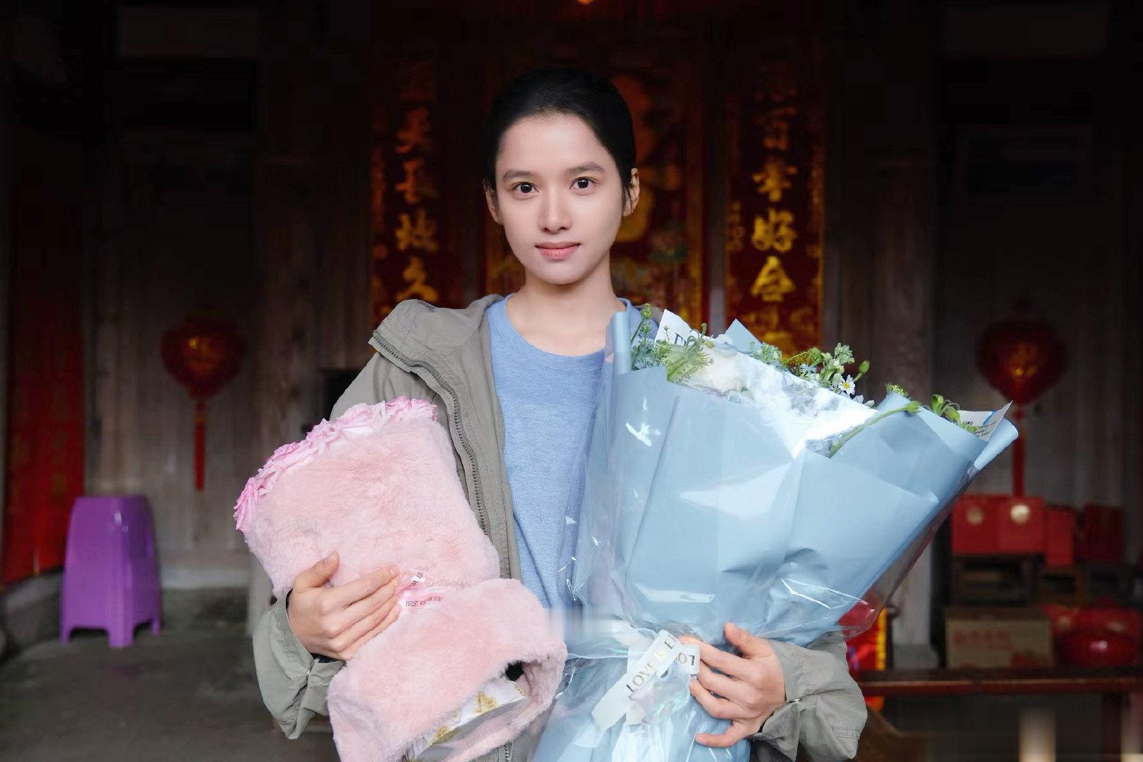 #今天有好多剧杀青##张婧仪杀青照# 杀青快乐[打call][打call][打c