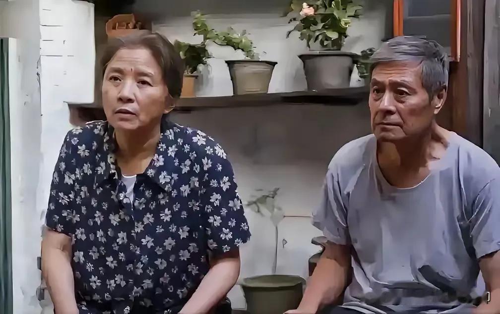 一向自私偏心的庄父庄母竟大出血，给了新上门的孙女婿栋哲一百元。要知道他俩给疼爱的