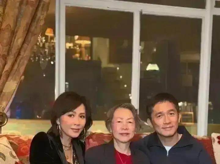 2.3万的睡衣，和4亿的豪宅。
刘嘉玲跨年夜晒出的视频，信息量太大了。
太平山顶