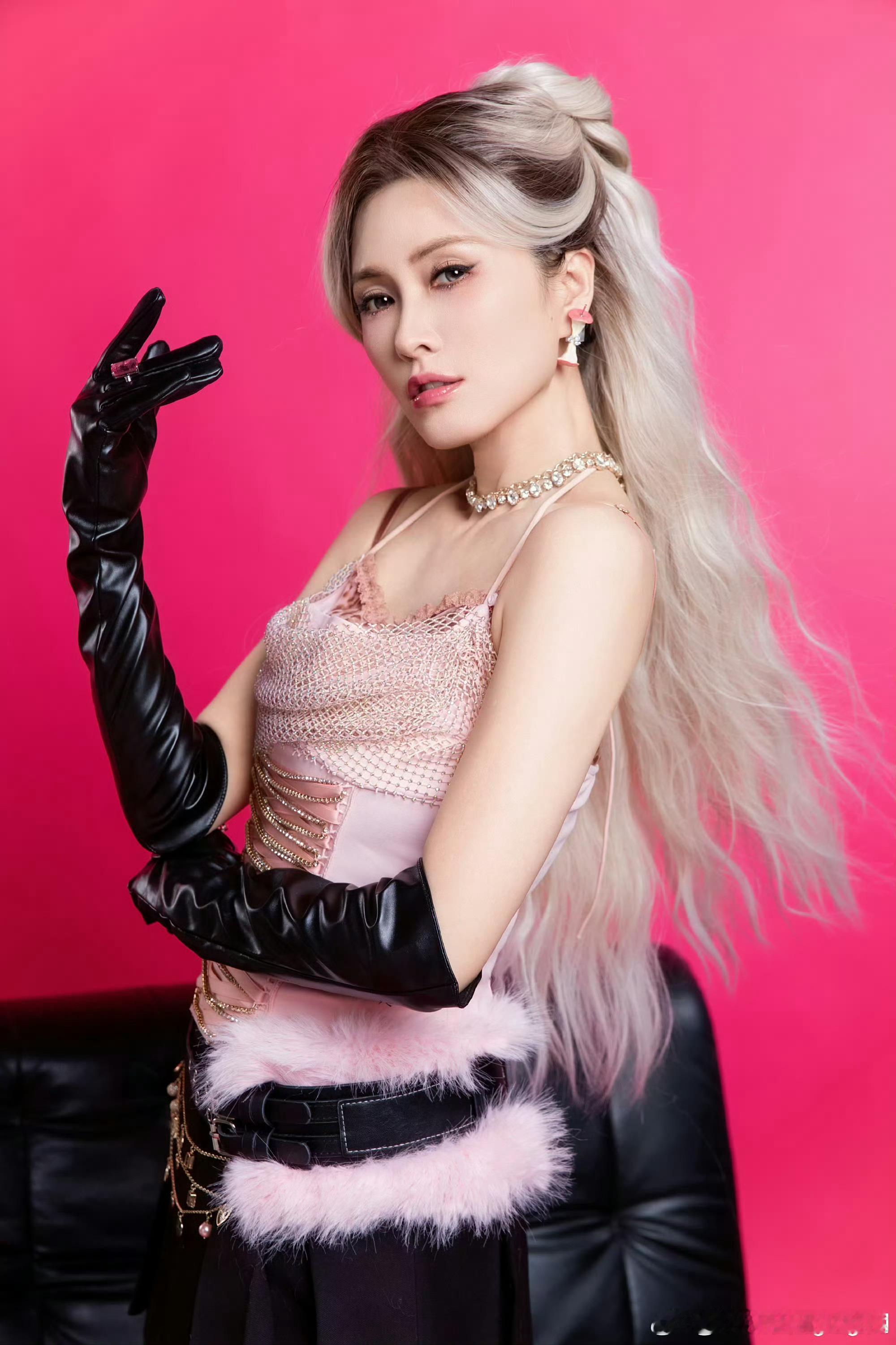 徐洁儿假笑笑容挂在脸上，落寞藏在眼底，哪怕结果不如意，也用温柔笑脸善待身边所有人