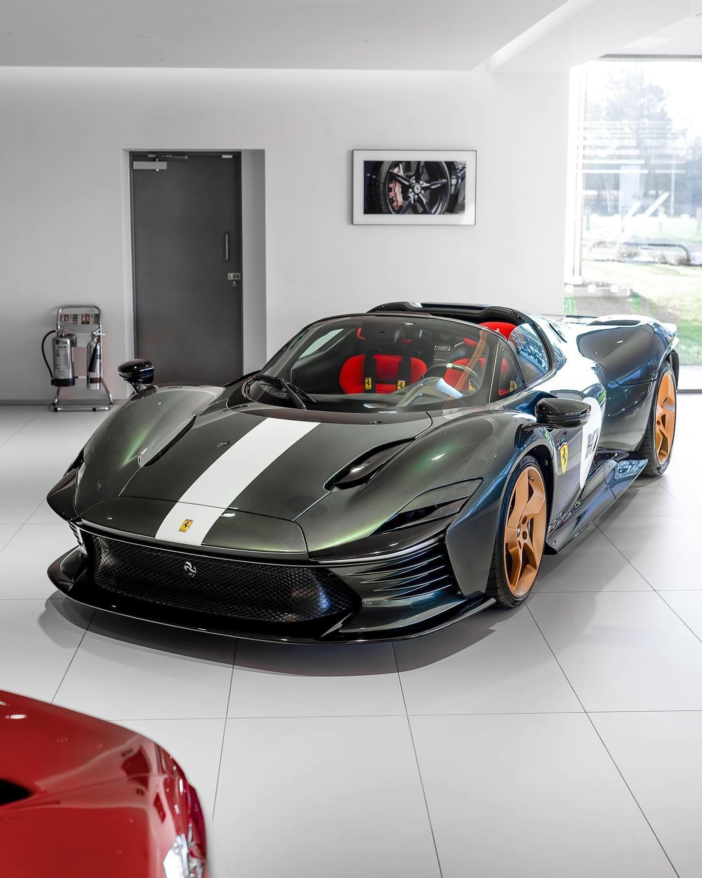 鏡頭中定制版Daytona SP3。SP3的全车身采用了孔雀石过渡碳材质。...