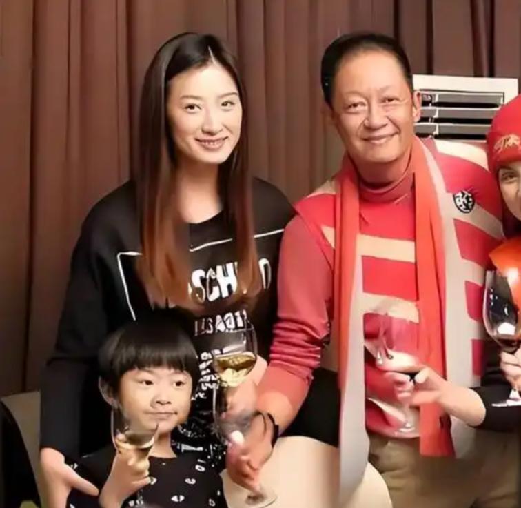 2008年，女富婆陈坚红迷上了王志文，她抛出一个无法拒绝的条件，“我五亿身家，年