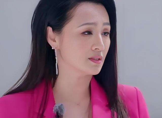 王斑配不上曹颖？全网都在说曹颖可不是一般人，因为他曾经为了陪王班演话剧，推掉了所