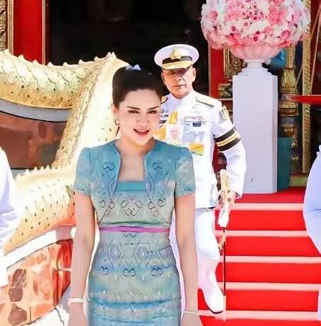 论筹谋，还得看欧拉弄！
她不是贵妃诗妮娜，也达不到王后苏提达的高度，却能时不时引
