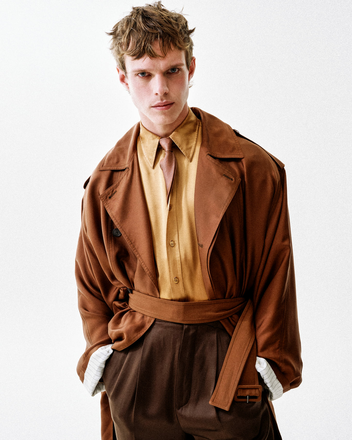 七王国的骑士伊利昂·坦格利安扮演者芬恩本尼特超型登上《Man About Tow