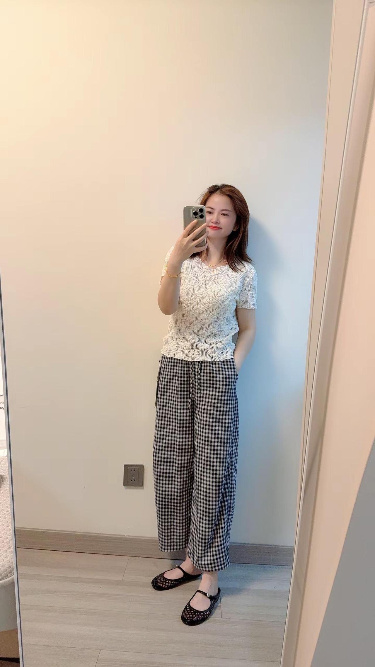 @咔咔服装工作室 咔咔家小心思镂空花朵自带温柔滤镜，搭配咔咔家格子裤，清爽松弛，
