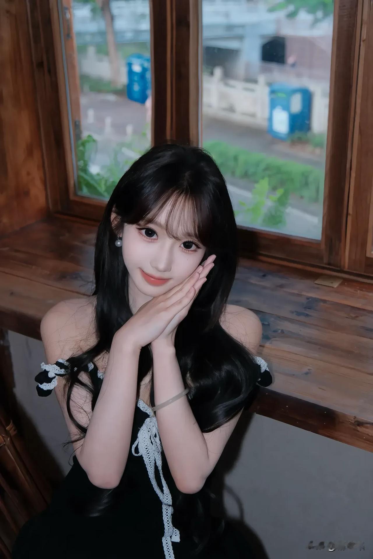 窗边少女，黑发红唇，甜美可人，温柔似水。