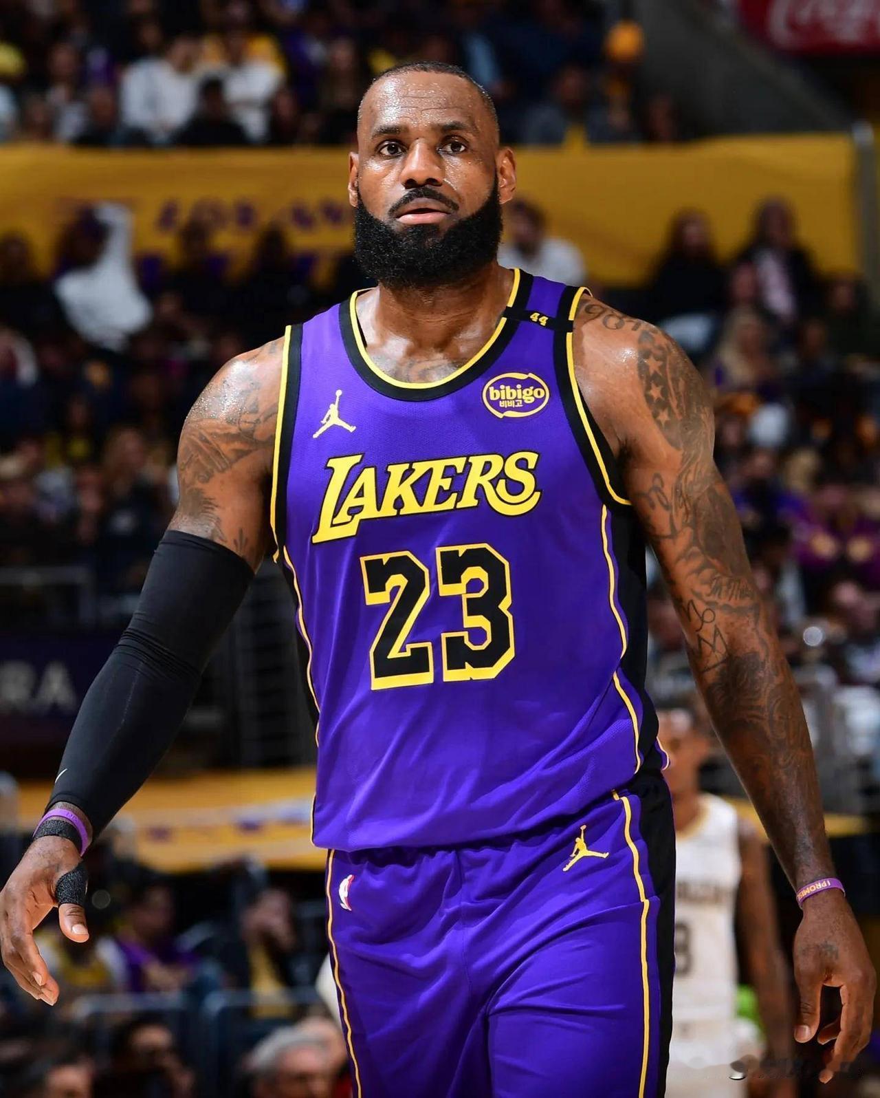 以下哪个NBA个人纪录最难被打破？

1乔丹
6次当选总决赛FMVP，总决赛从未