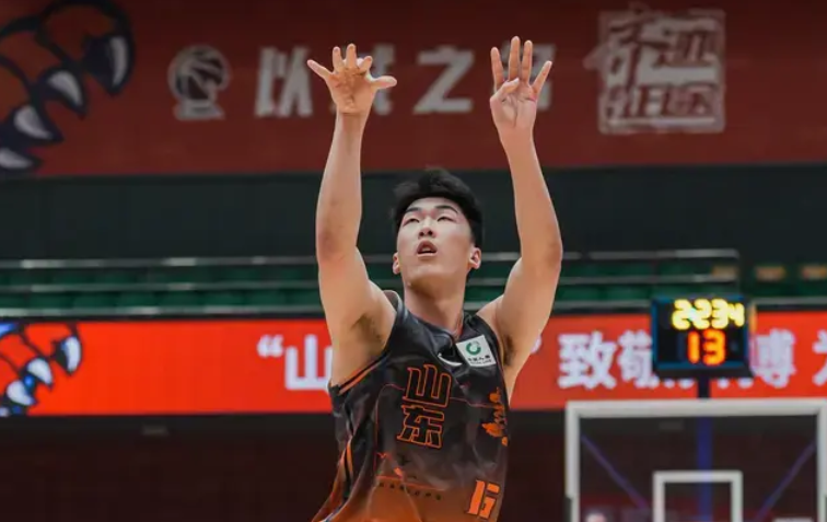 山东球员赵浩然半场出战16分钟，投篮6中5得到10分3篮板