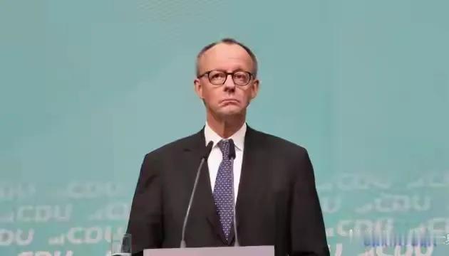 德国总理默茨这上任才百来天，就碰上大麻烦啦！最近的调查显示，他的支持率那叫一个“