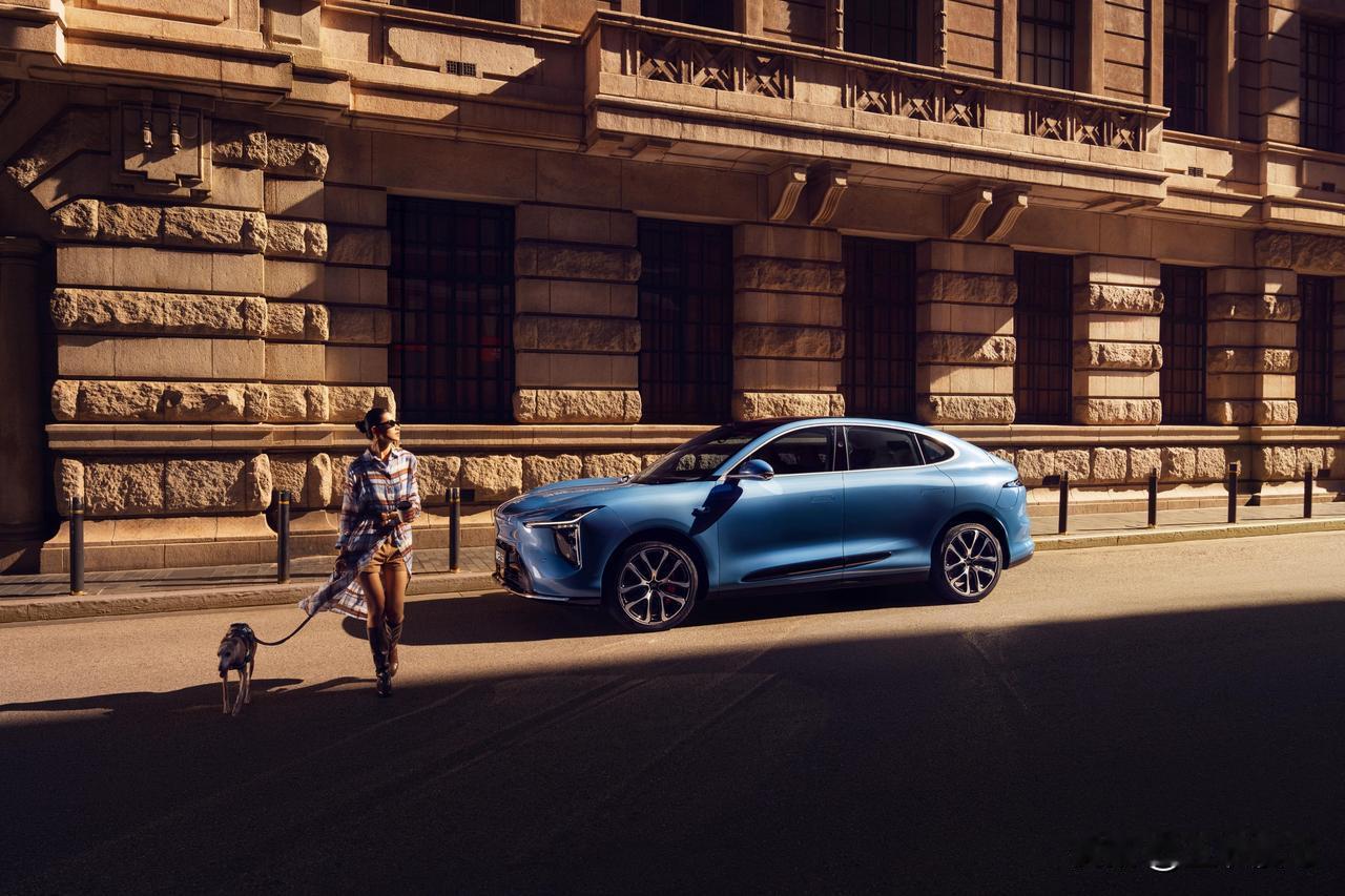 春运高速上的新能源车焦虑症，智己用“恒星超级征程”直接开了剂特效药。别人还在为找