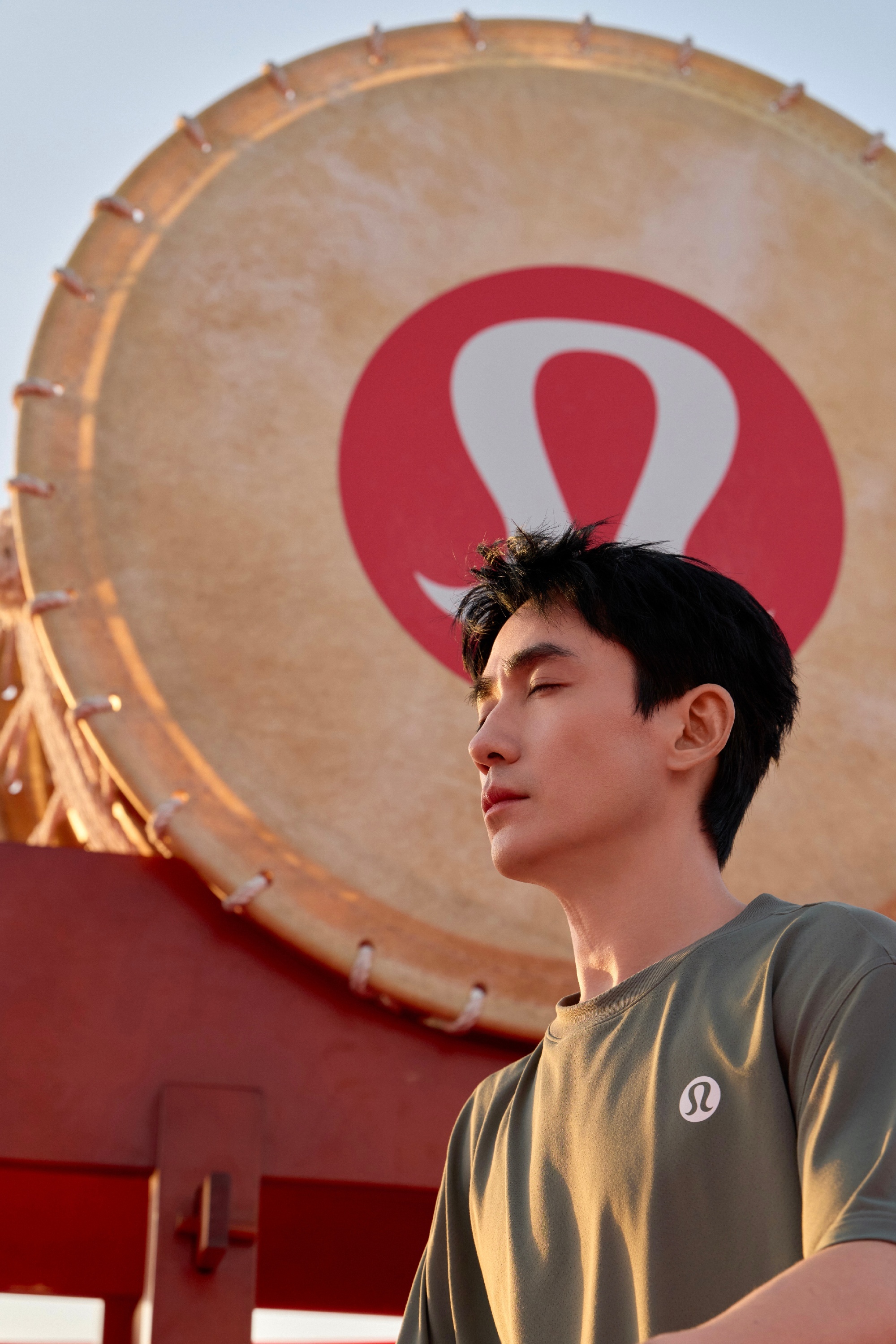 朱一龙白色运动装好清爽感受华夏山河之间的微风，和lululemon品牌大使朱一龙