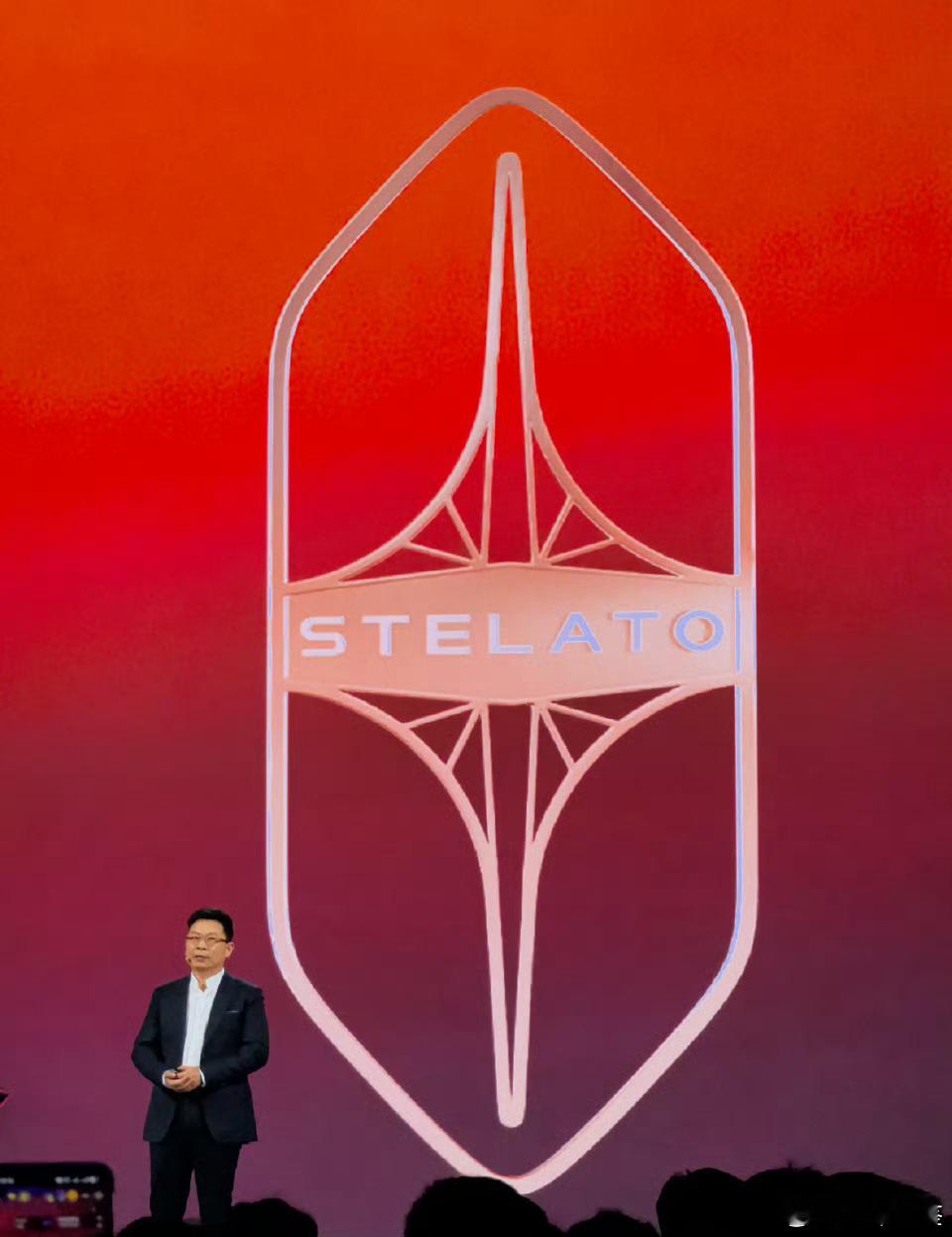 余承东张建勇发布享界新标该说不说这次的车标升级，高级感就出来了，升级以后必大卖！