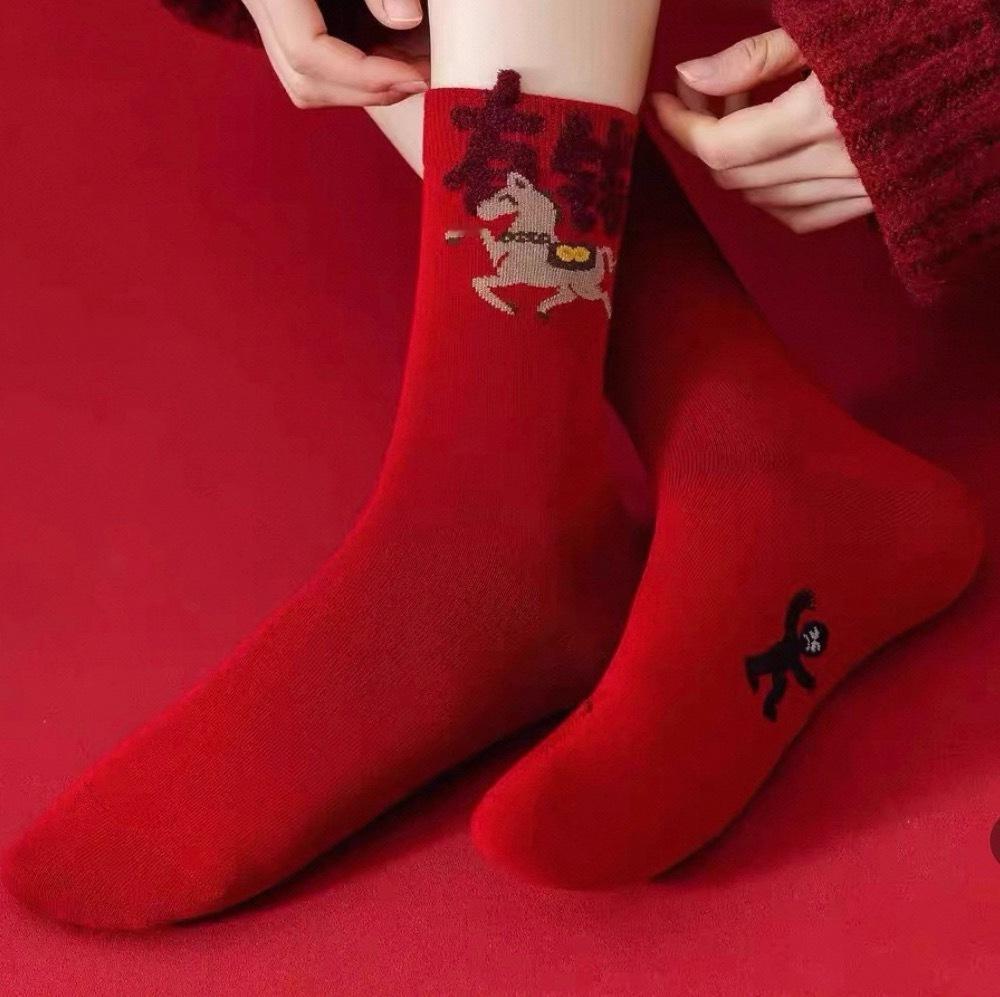 郑云龙  龙儿本命年买双这个红袜子吧：红彤彤马上有💰，避邪小人踩脚下 