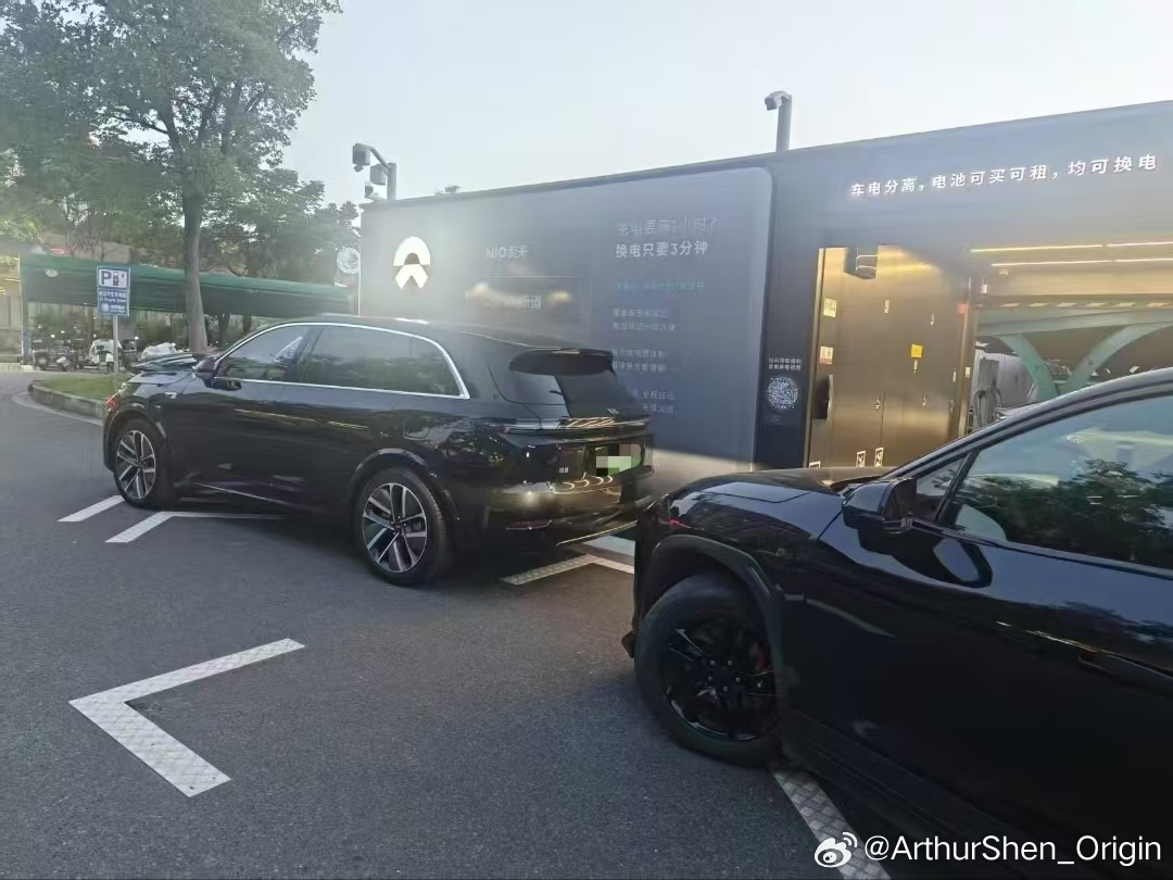 不知道是地上的哪条线让他认为这里可以停车？[挖鼻]像这种违章停在换电站门口的车，
