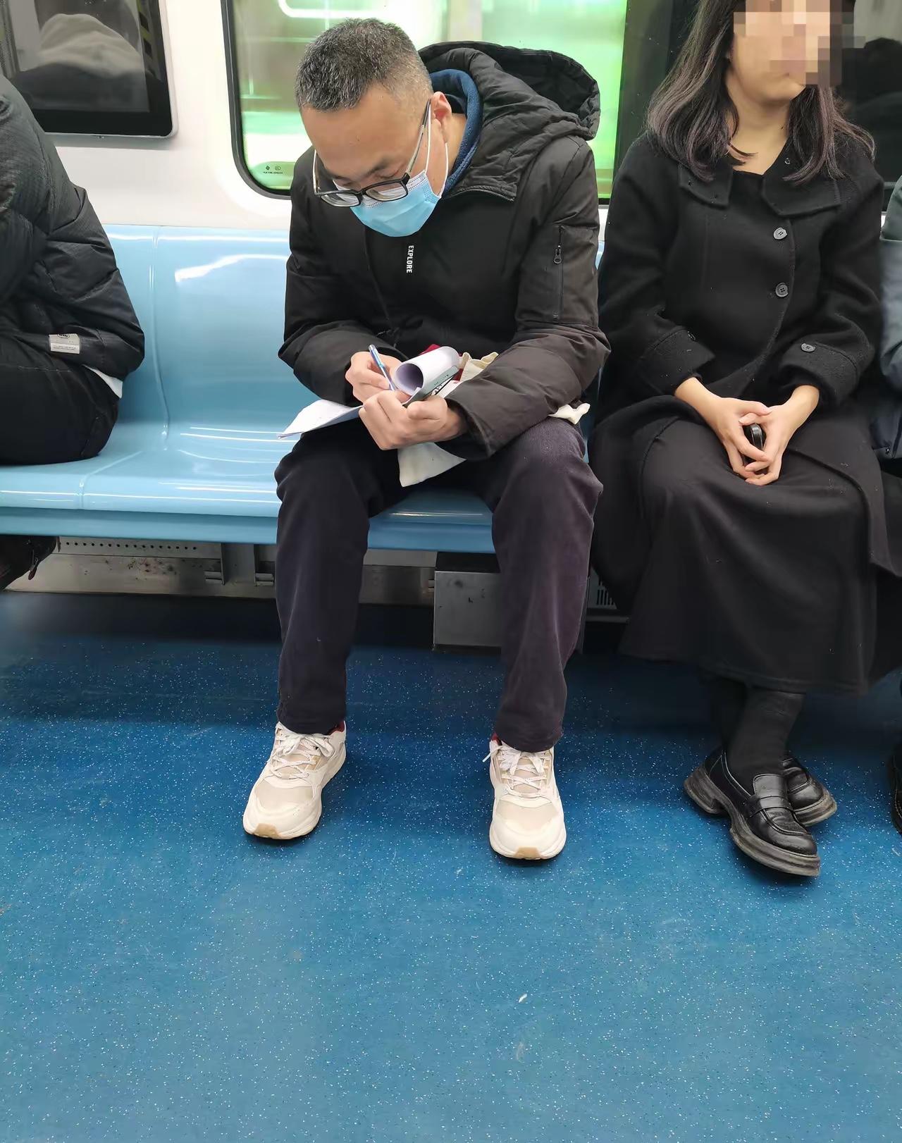 西安地铁一号线，一位30多岁的男子接了一个电话，不停地点头，嘴里说着好，好，马上