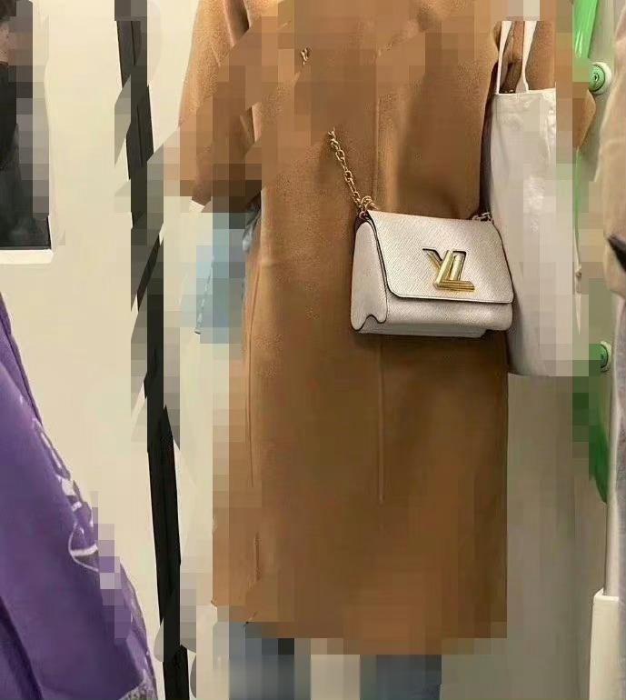 网友：为什么地铁上能碰到这么多穿奢侈品背名牌包的小白领 如果有这个经济实力为什么