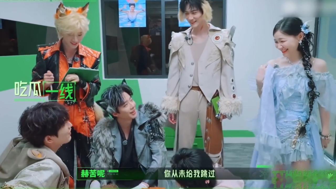 丁程鑫周柯宇笑着看张凌赫撒娇丁程鑫周柯宇看张凌赫的表情谁被张凌赫可爱到！一句吃醋