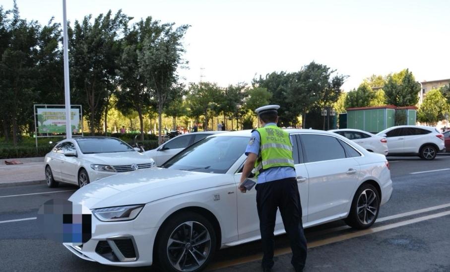 违停了两小时，几十辆车“替他”压线扣分：他被拘了，那别人的罚单谁管呢？

一辆车