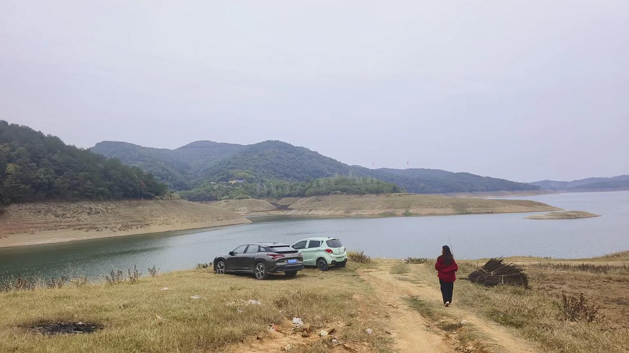 青山绵延，翠影摇曳。绿水璨璨，波光粼粼。刘集云台山水库的自然山水画卷，如梦如幻！