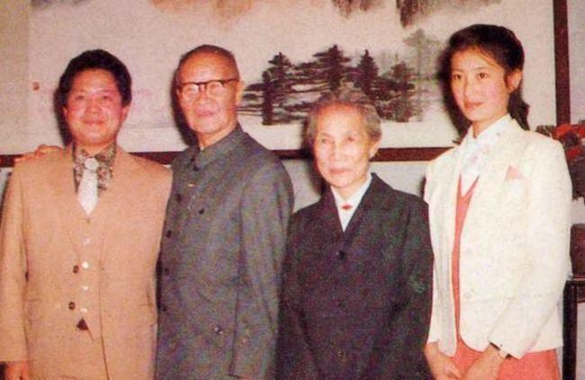 1981年国军飞行员驾驶飞机回到大陆，获得国家65万元奖励，后来娶了空姐成了幸福