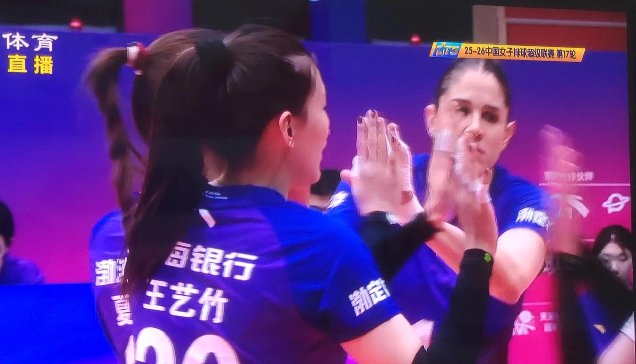 天津女排今天晚上自由人杨艺和副攻夏思佳首发阵容上场比赛！巴西娜塔莉亚出任接应位置