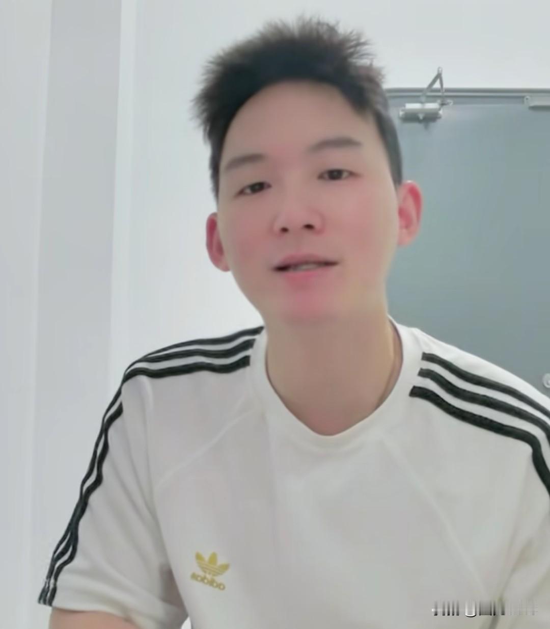 谢浩男发文感谢粉丝对母亲的支持。
    时间过得真快，谢浩男已经回归到家里面一