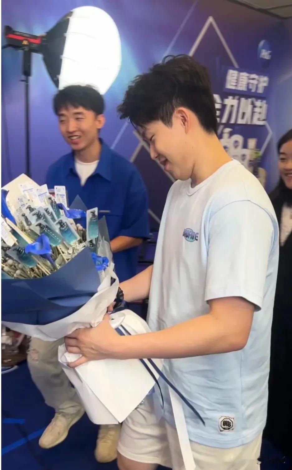 品牌方太用心了吧！
王楚钦看起来很满意呢！

第一眼我以为是一束普通的花！

仔