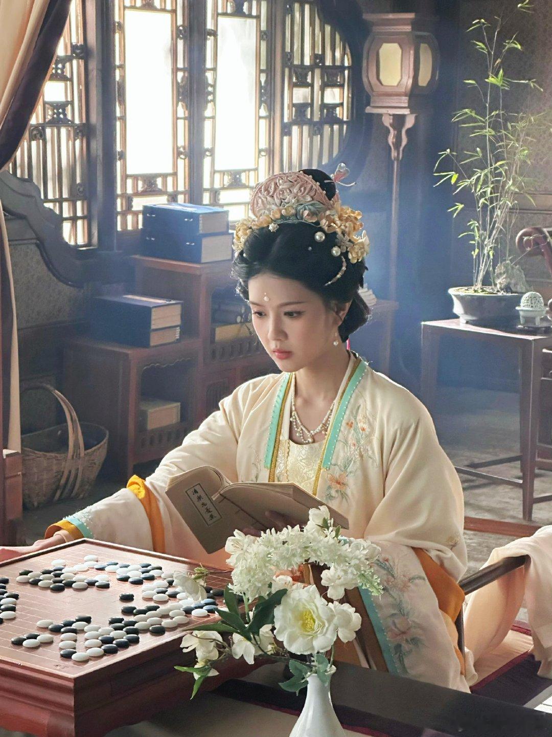 逐玉 逐玉杀青 《逐玉》杀青咯，我现在就像个等糖吃的小孩，就盼着喻钟黎演的齐姝能