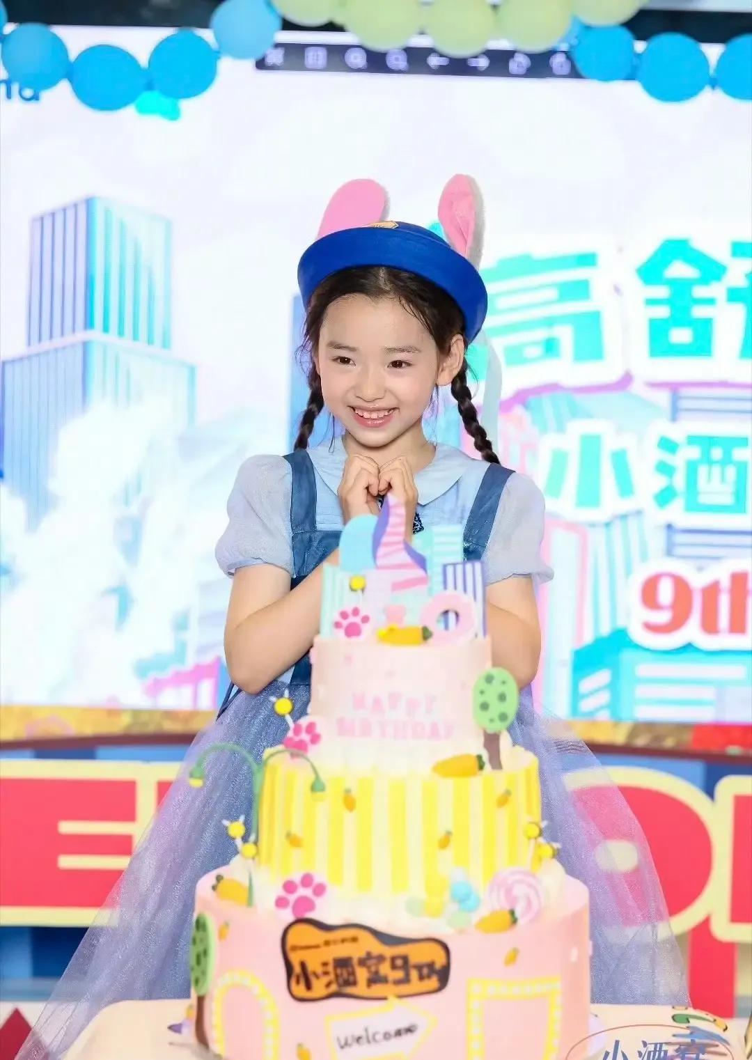“小酒窝”这名字是董璇和高云翔在女儿出生前就想好的小名，两人想了很久，一直想给孩