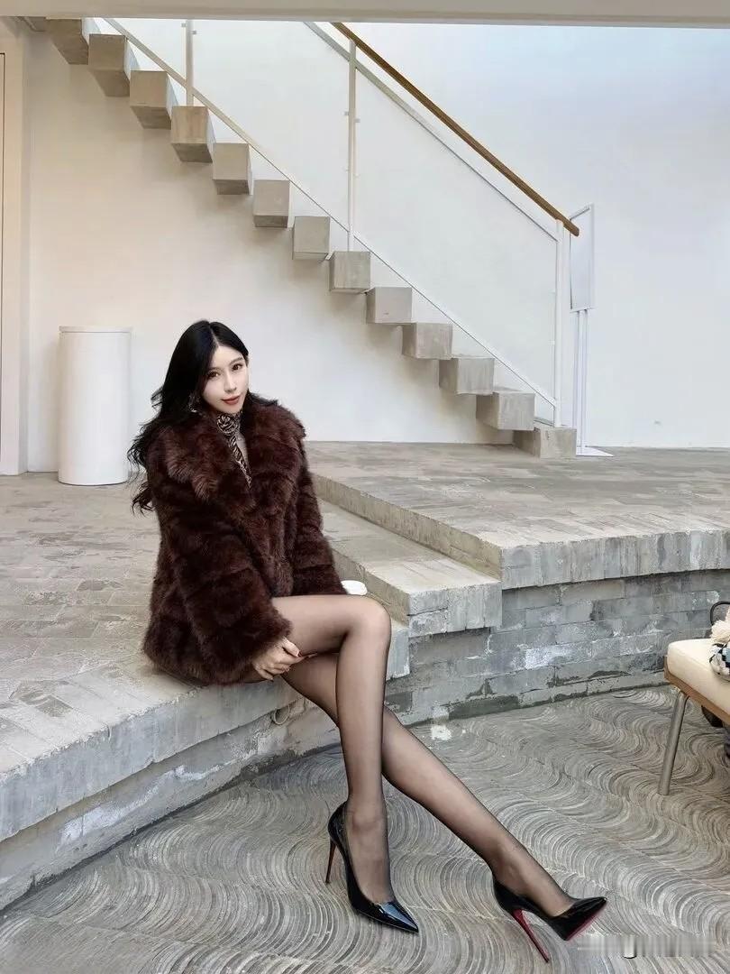 优雅黑丝与奢华皮草的完美结合，尽显都市女性魅力！双色搭配的设计要怎么穿才更好看?