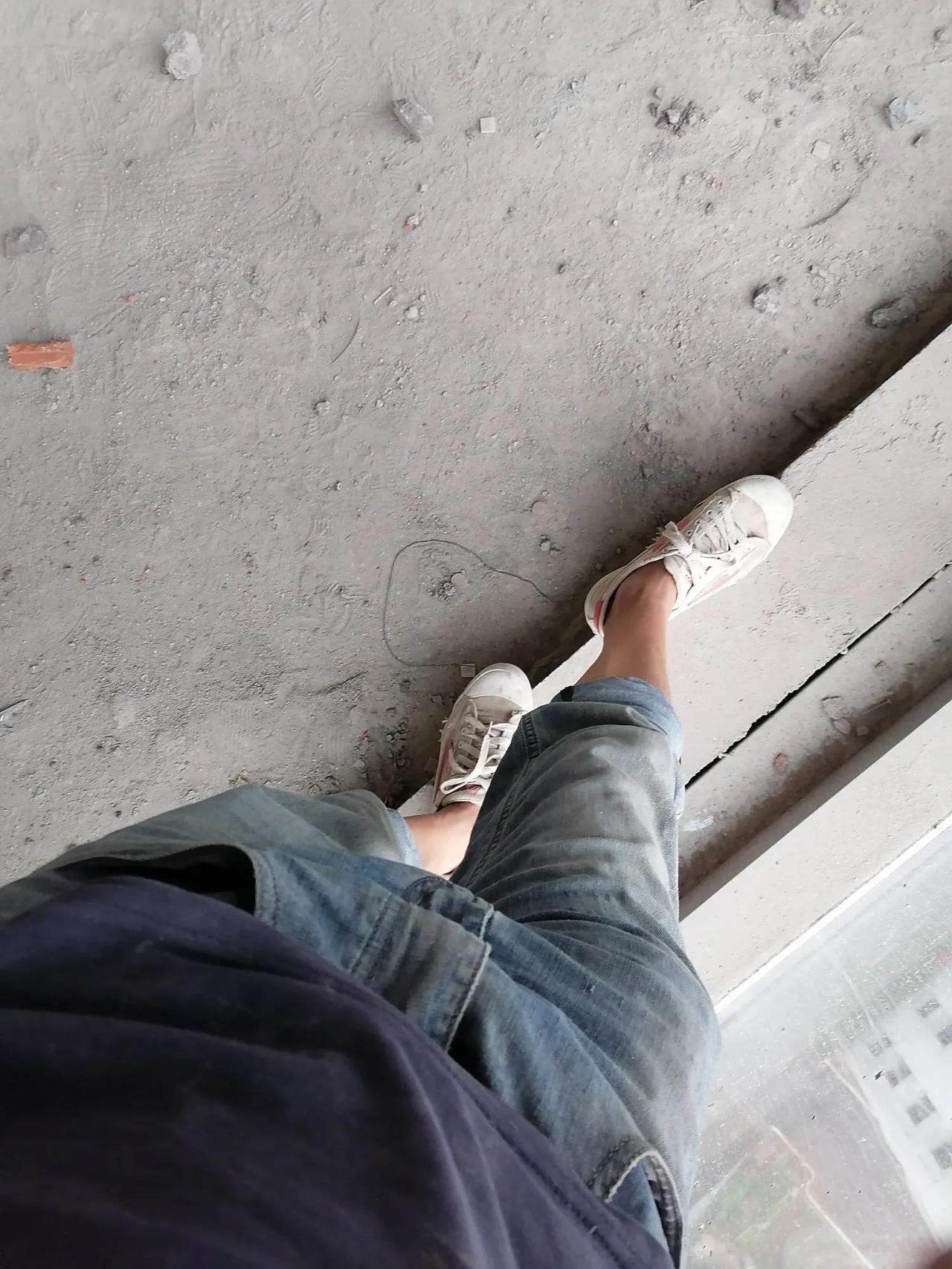 今日话题，鞋
从穿着不合脚的鞋踏进社会，才开始穿上合脚的。
直到日子慢慢变好，开