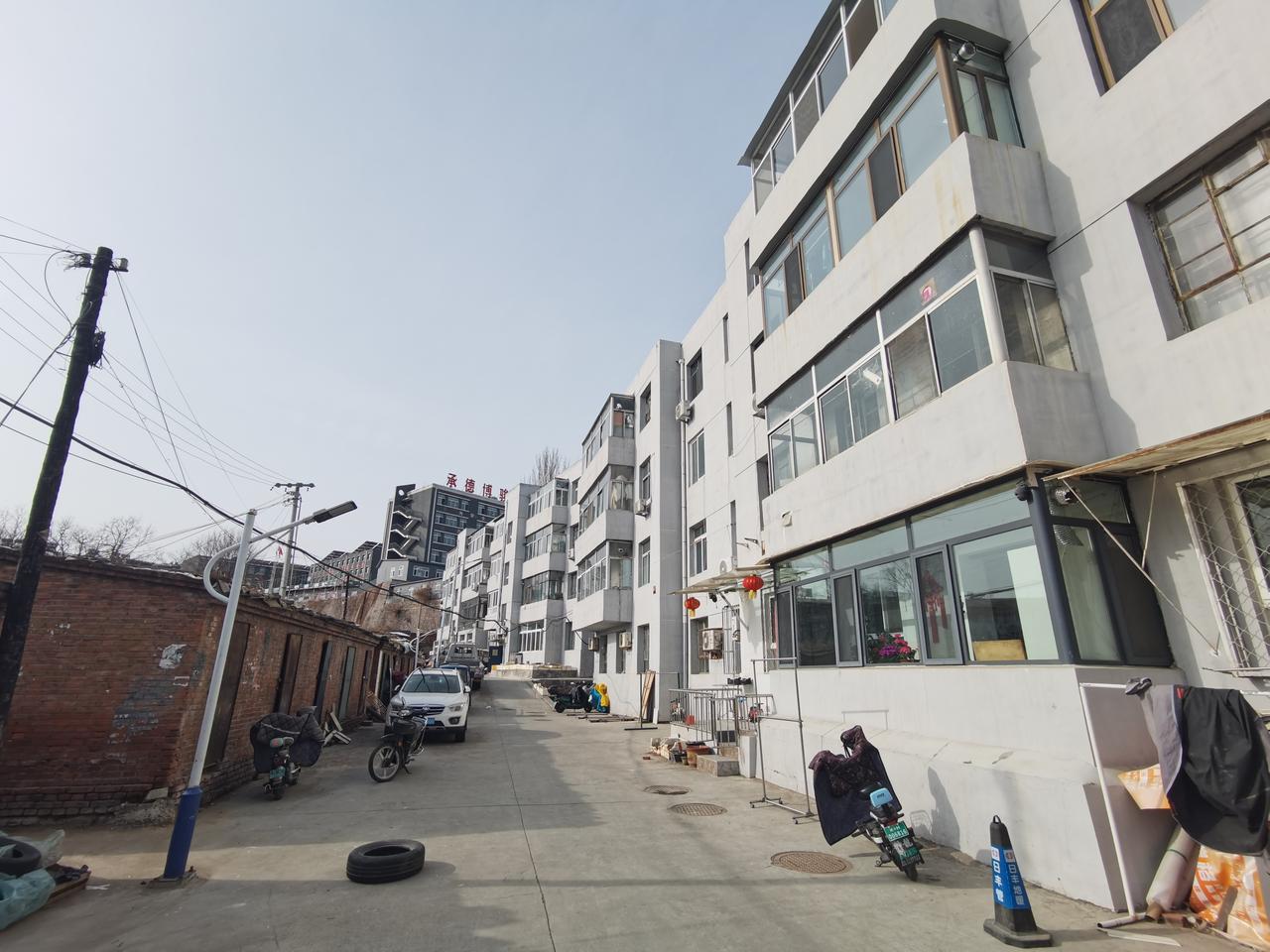 承德市区的观景楼是三十来年的老楼了，经过旧城房屋改造，看起来旧貌换新颜。

观景