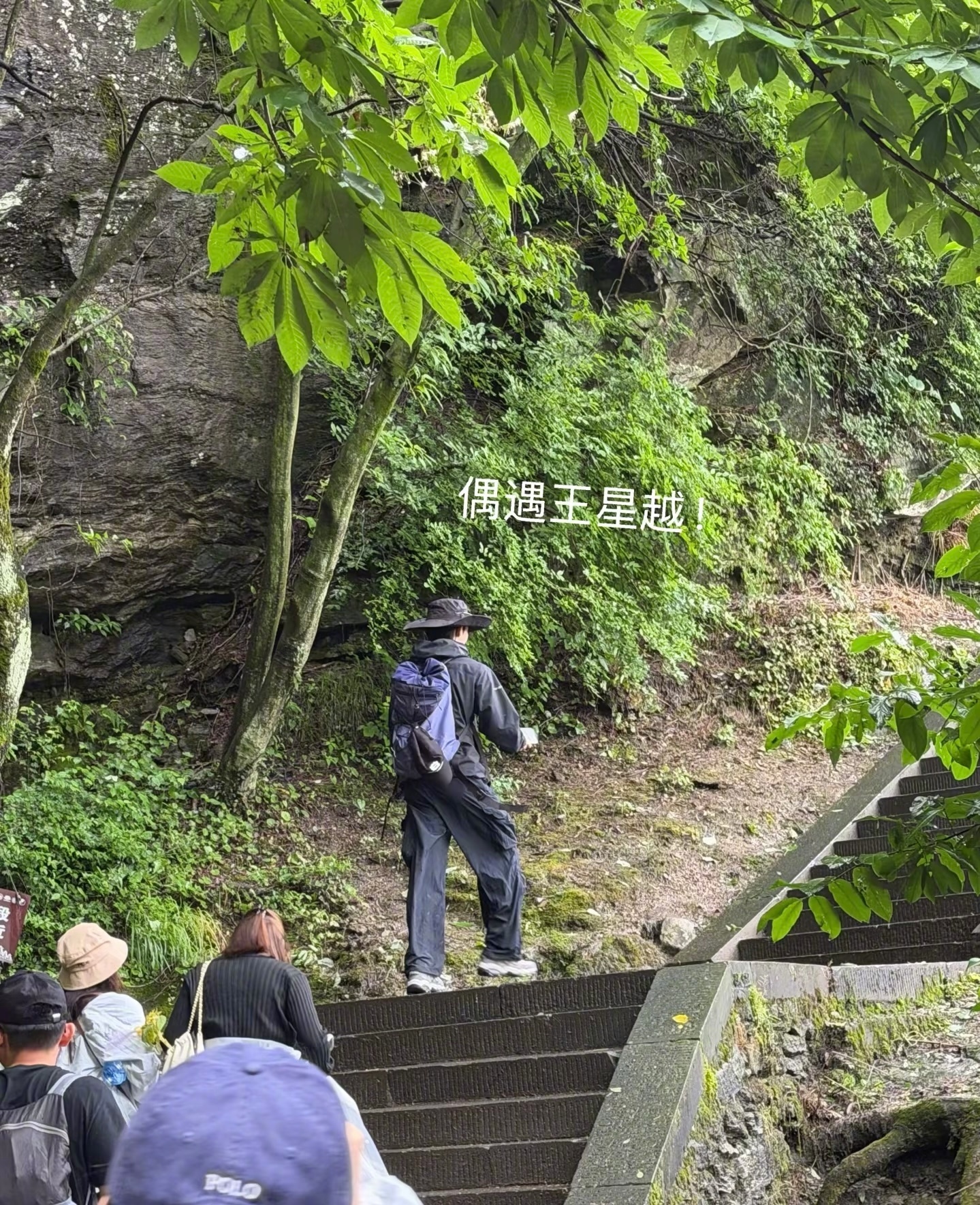 王星越说有女朋友了拒加微信 怎么全世界都在偶遇王星越！谁不想要帅哥的vx呢？王星