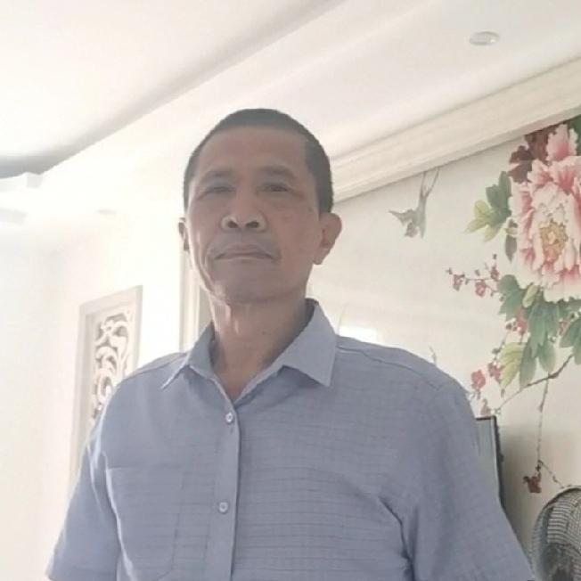 早晨起床，去超市买菜。我家门口有一远一近两个超市，近的一个不足百米，但菜的新鲜度